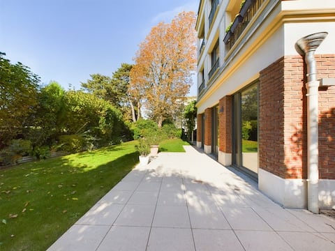 Private residence with swimming pool facing golf