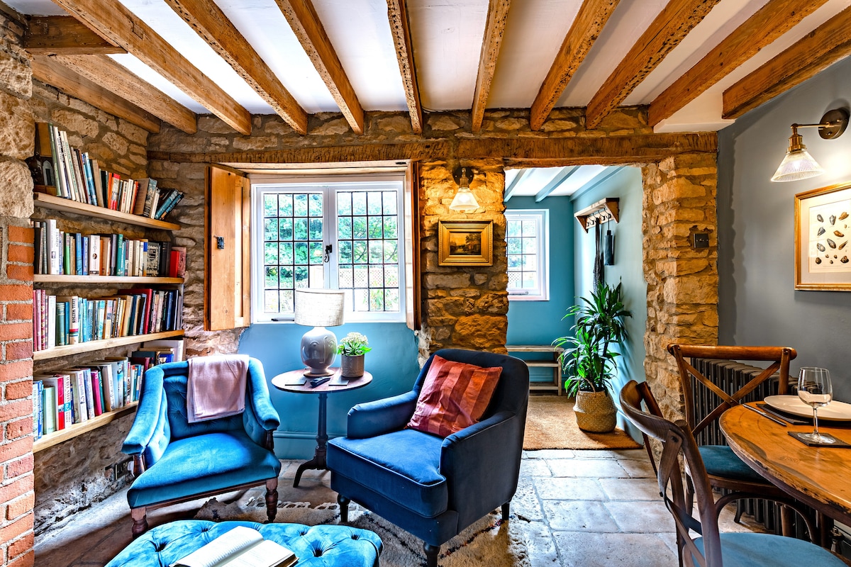 Successful Airbnb property: Stylish cottage sunny terrace dog-friendly & WIFI in Chipping Norton