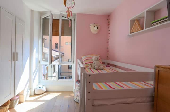 เตียงในห้องเด็กยกสูงขึ้นทำความสะอาดพื้นสำหรับพื้นที่เล่นขนาดใหญ่ขึ้น