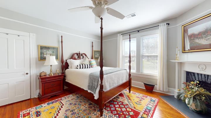 Брачен кревет (широк 150-179 см). Пералницата се наоѓа преку оваа спална соба 