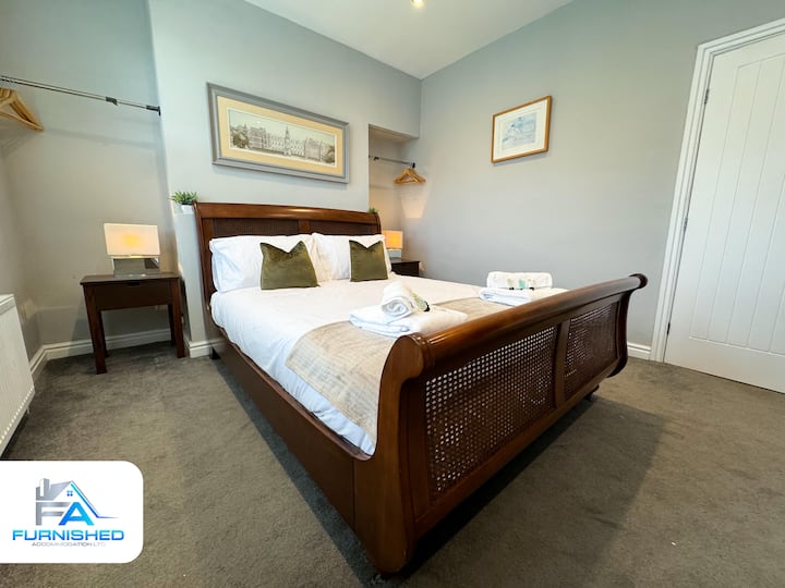 Მშვიდი საძინებელი კომფორტული ორადგილიანი საწოლით, რომელიც მორთულია რბილი თეთრეულითა და პლუშის ბალიშებით. Საწოლთან მდგარი მაგიდები და თბილი ლამპები მყუდრო დასვენებაა მინიმალისტური დეკორითა და დასასვენებელი გარემოთი.






