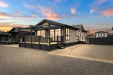 Luxury Lodge 5 with Hot Tub