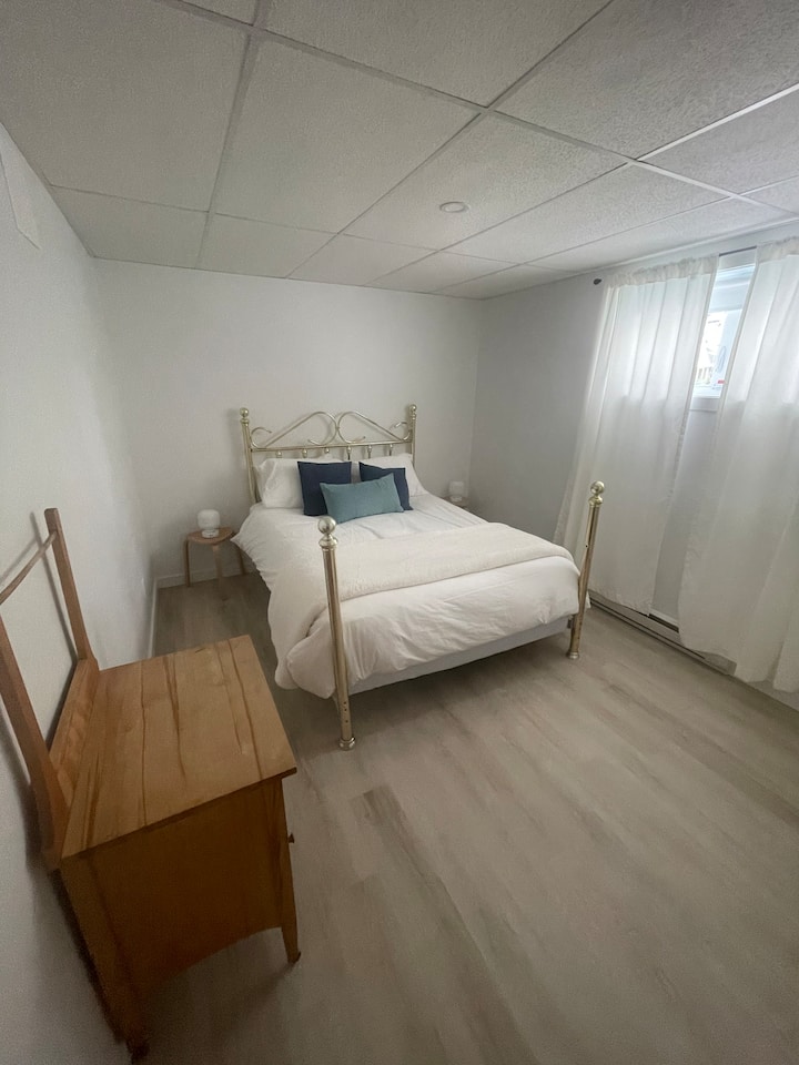 Chambre grand lit sous-sol