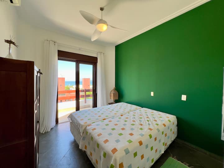 Соба со балкон со поглед на море