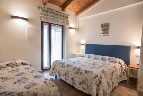 Raffinata camera in un B&B con piscina e vista