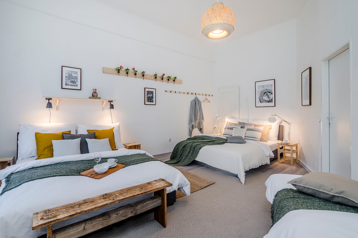 Ბინა თავად შევქმენით და ვიმედოვნებთ, რომ აქ თავს ისე იგრძნობთ, როგორც საკუთარ სახლში:)