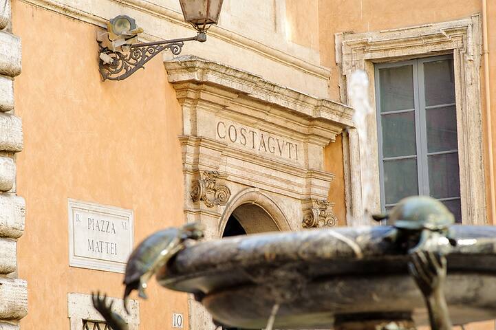 Old Rome deluxe Campo Fiori Ghetto 4 BR 3 BA patio gallery image 3