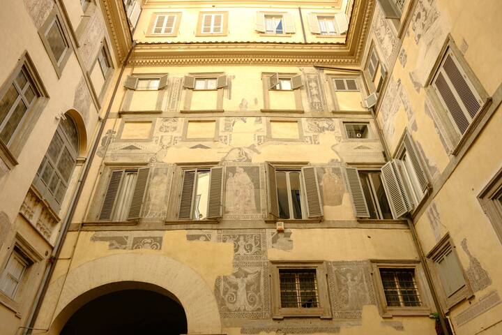 Old Rome deluxe Campo Fiori Ghetto 4 BR 3 BA patio gallery image 4