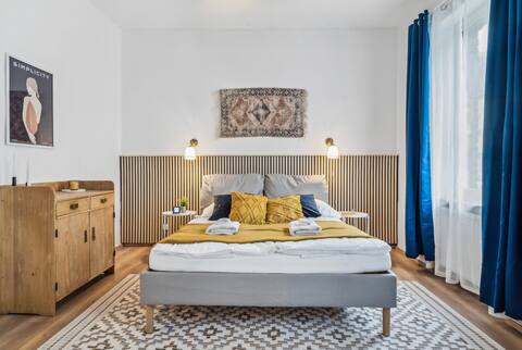 Cozy & Charming Old Building Apartment