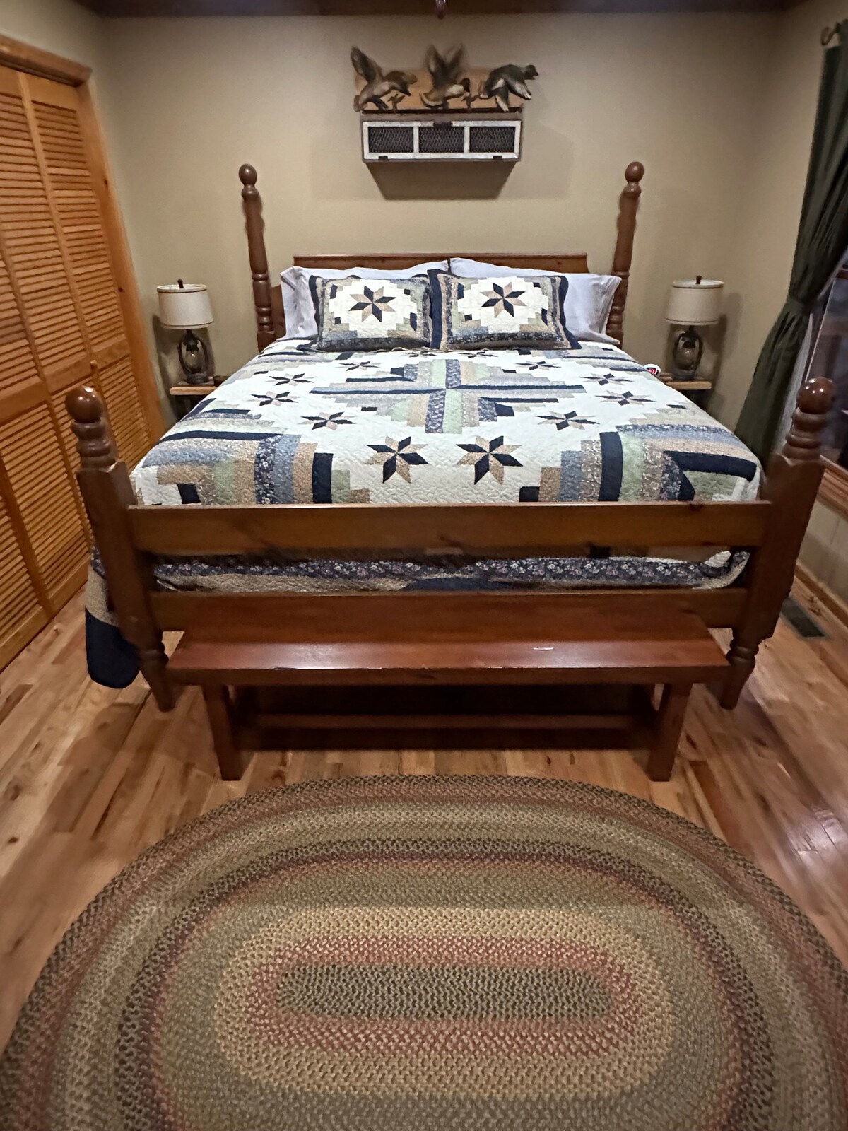 Cama tamaño king, colchones y ropa de cama nuevos, muy bien decorados 