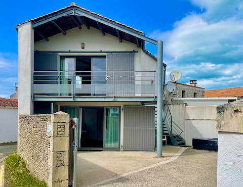 Popular Airbnb listing: Independent studio 1st floor + parking -WiFi in Saint Georges D'oléron