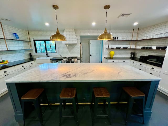 Heated Pool & Spa, BBQ, Pool Table, Games, Private gallery image 3