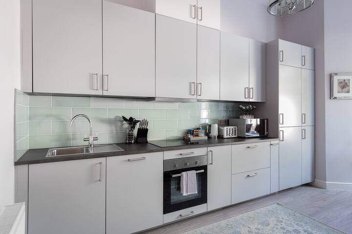 Cromwell Road 2-bed 2-bath apartment! gallery image 5