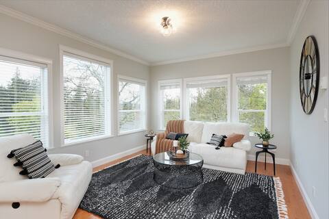 Peacock Manor-Luxury 4bed/3bath Oceanside Home