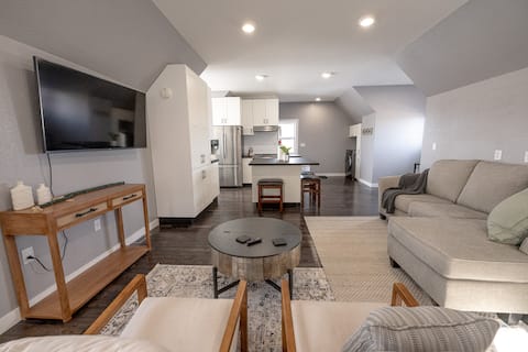 Luxury Loft- WIFI | Smart TV | Kitchen Essentials