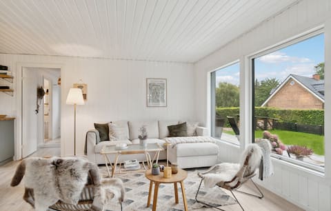 Top Airbnb: Beautiful Idyllic Beach Cottage in Skødstrup Løgten