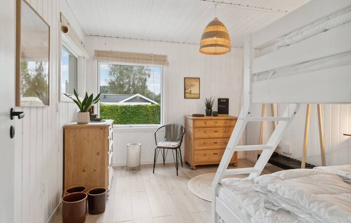 Два скрина и закачалка за дрехи със закачалки за вещите ви