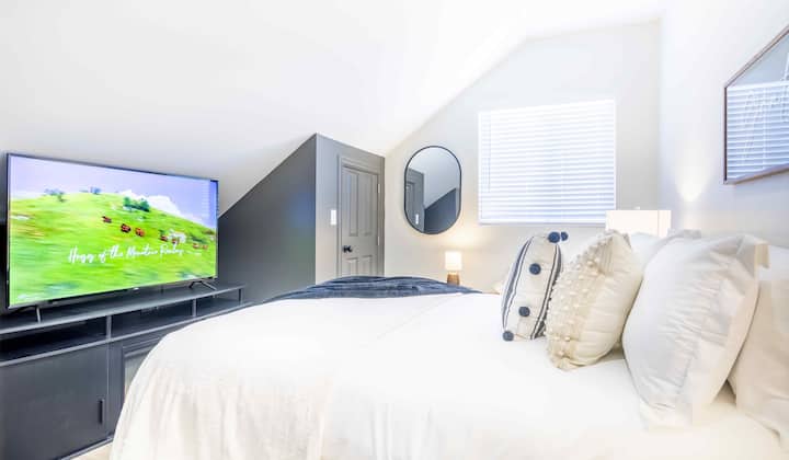 Spálňa 2 s manželskou posteľou.