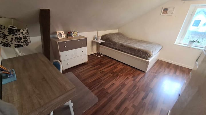Krevat me madhësi të dhomës së 2-të 140 me tavolinë kompjuteri.