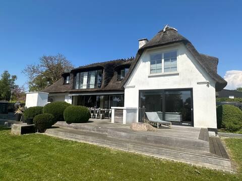 Thatched idyll with sea view