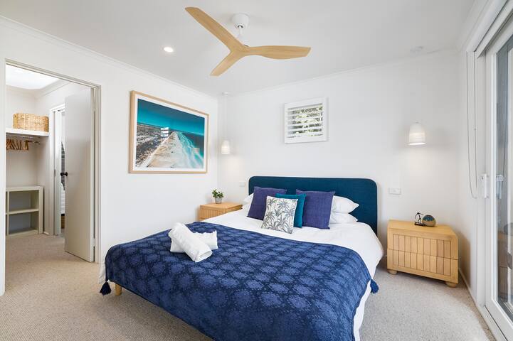 Belle Azure – Pool, Spa, Basketball, walk to town gallery image 3