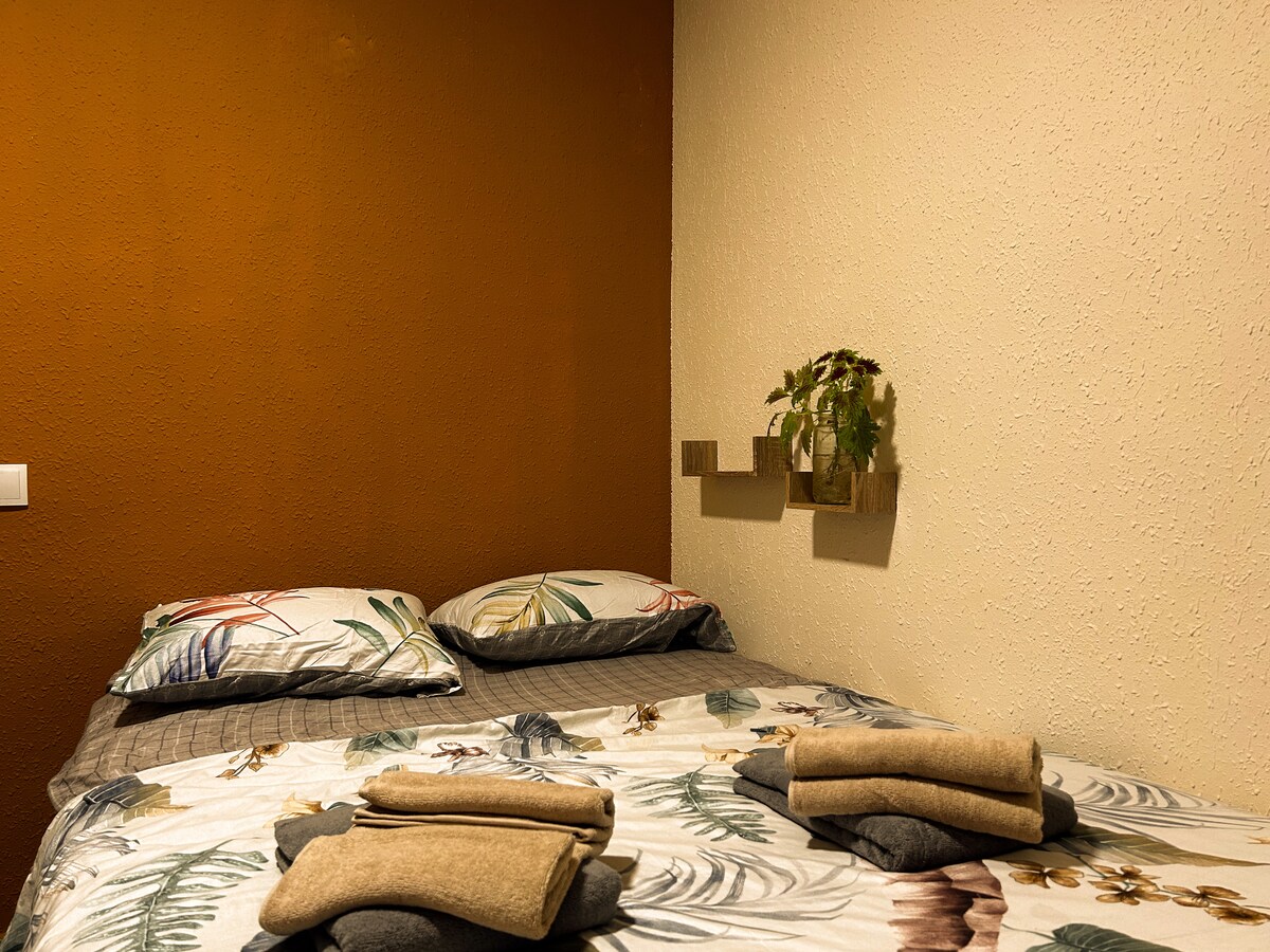 Mustard rest in garden area. Apartments for Rent in Badalona