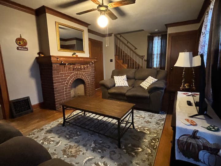 Cozy Boardman Home, Ac, King Bed, 2 Bedroom House - Youngstown, OH