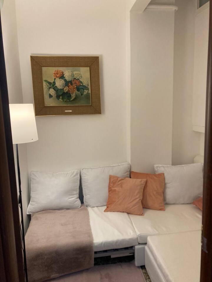 Spavaća soba s kaučem na razvlačenje, soba bez prozora