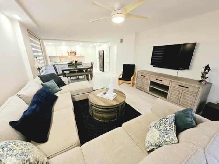 Stylish Beach Condo 2 Bed 2 Bath Panoramic Balcony - Ormond Beach, FL