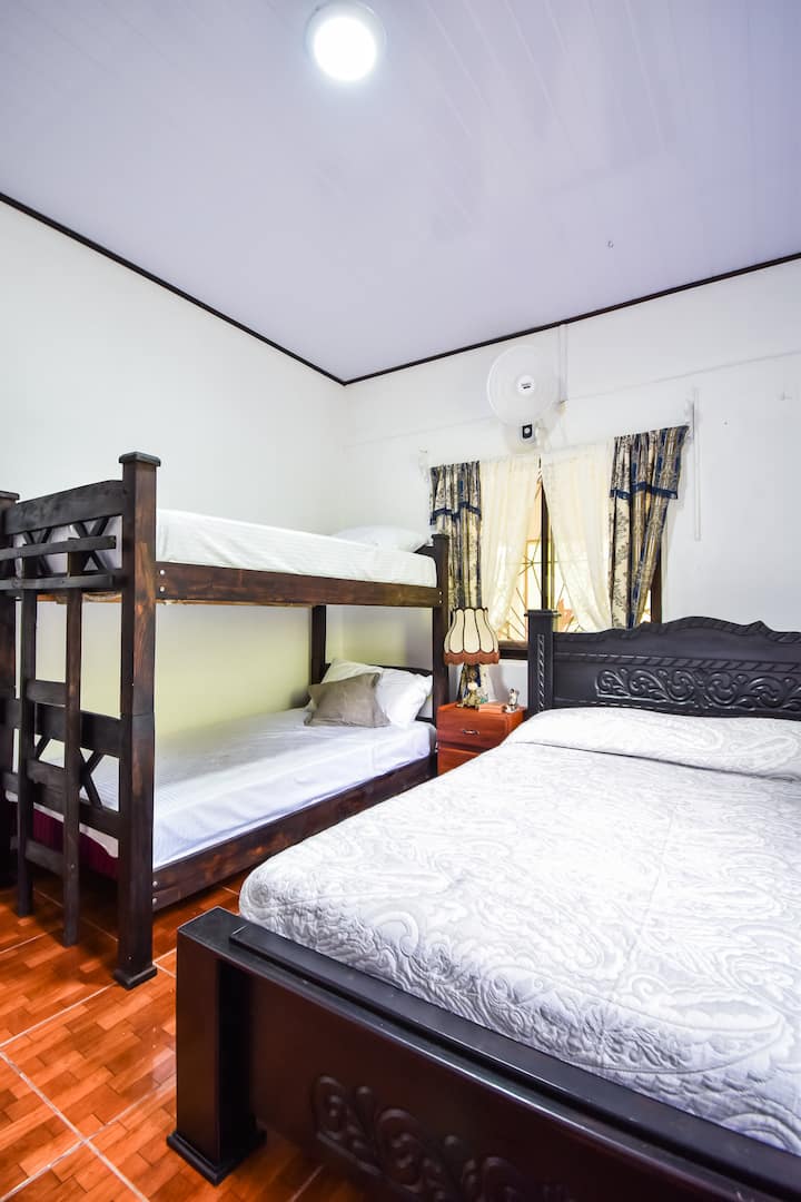 חדר שינה מס '1
בחדר הזה יש שתי מיטות קומתיים ומיטת קווין סייז. בחדר יש מיזוג אוויר.