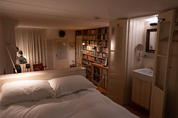 พื้นที่นอนพร้อม 'cabinet de toilette'