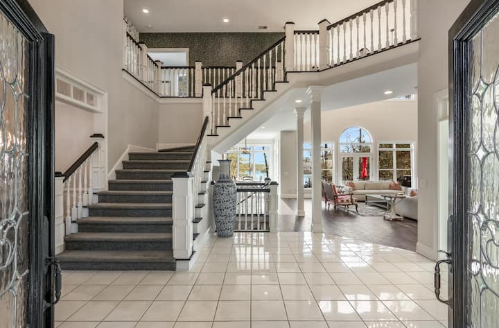 Sunrise Villa: Lakefront Resort W/pool & Hot Tub - Flowery Branch, GA