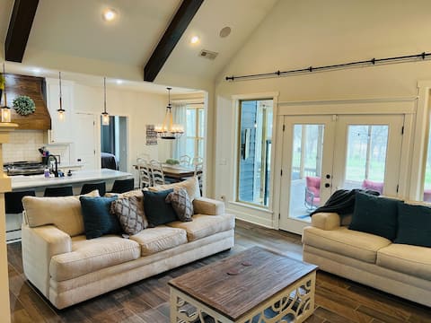 Popular Airbnb listing: Mockingbird Lane in Lost Bridge Village