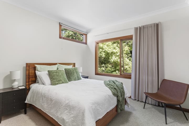 Dhoma e tretë e gjumit, lart me krevat dopio "Queen"