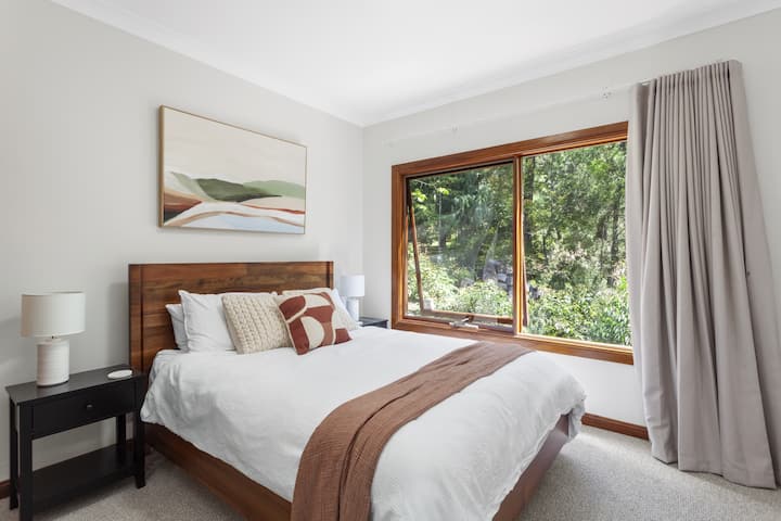 Dhoma e dytë e gjumit, lart me krevat dopio "queen"