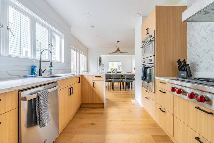 Stylish 7BR Retreat in Queen Anne | Sleeps 14 gallery image 3