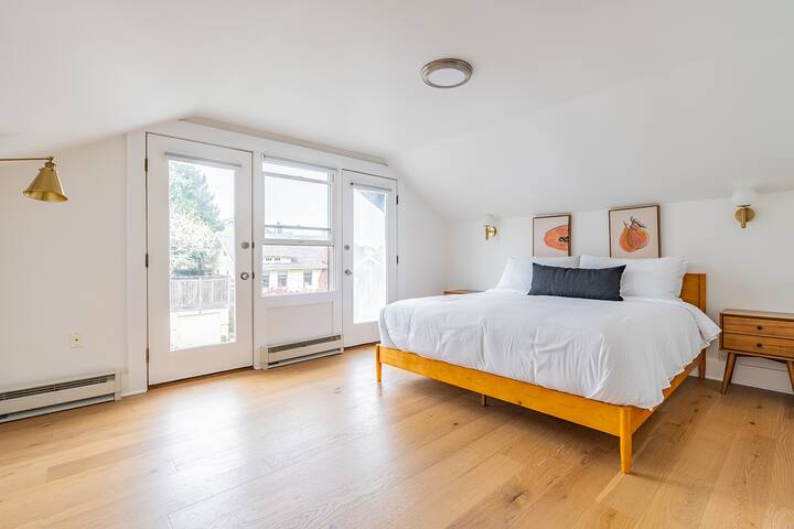 Stylish 7BR Retreat in Queen Anne | Sleeps 14 gallery image 2