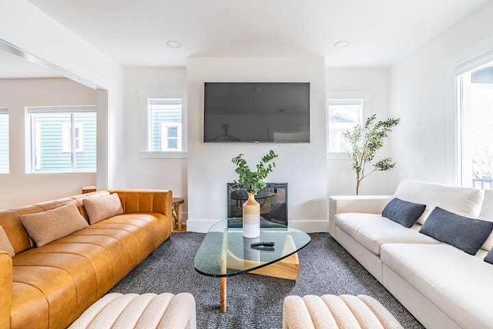 Stylish 7BR Retreat in Queen Anne | Sleeps 14
