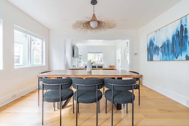 Stylish 7BR Retreat in Queen Anne | Sleeps 14 gallery image 4