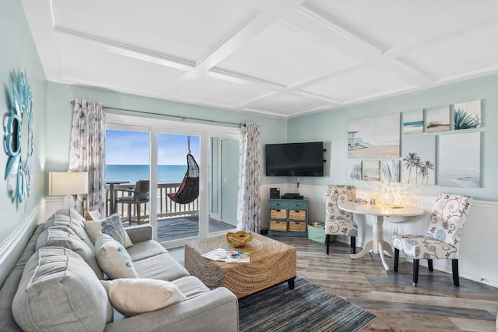 Голям хол със смарт телевизор, разтегателен двуспалнен диван, Wi-Fi, централна климатична система и изглед към океана 