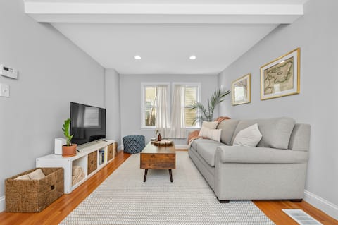 Top performing Airbnb: Free Parking | Washer/Dryer | Workspace in Charlestown