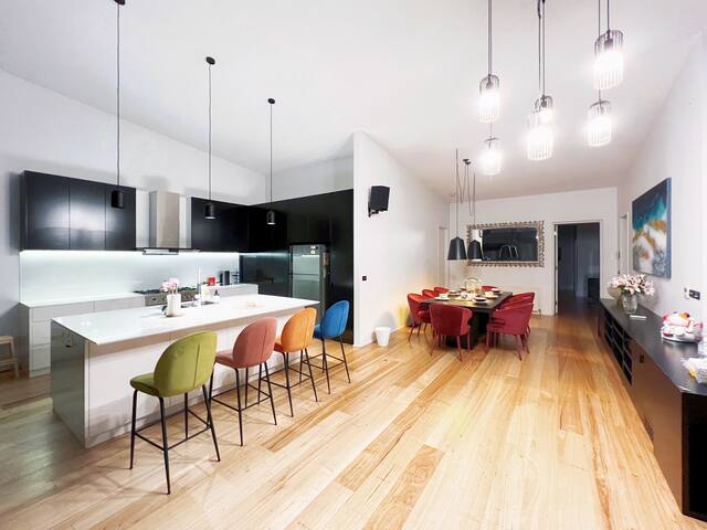 Camberwell Holiday 5BR Home With Pool gallery image 4