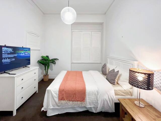 Camberwell Holiday 5BR Home With Pool gallery image 5