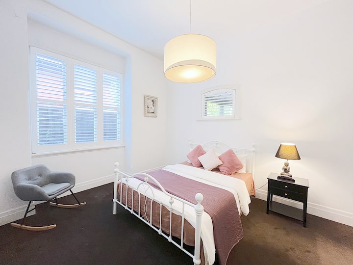 спална соба со брачен кревет (широк 150-179 см)