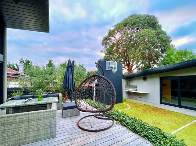 Camberwell Holiday 5BR Home With Pool gallery image 2