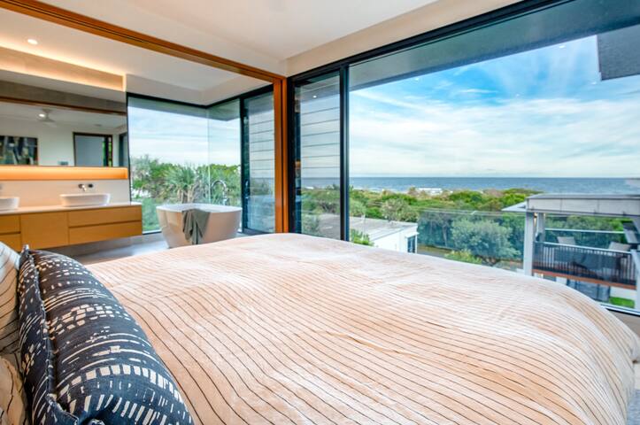 Narawi – Ocean views, heated pool, 2min to beach