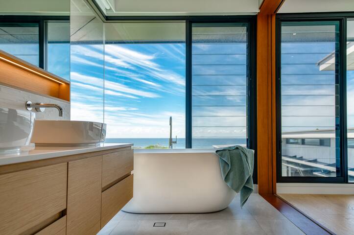 Narawi – Ocean views, heated pool, 2min to beach gallery image 5