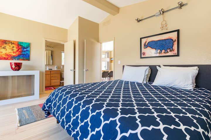 Მთავარ საძინებელში დგას დიდი საწოლი