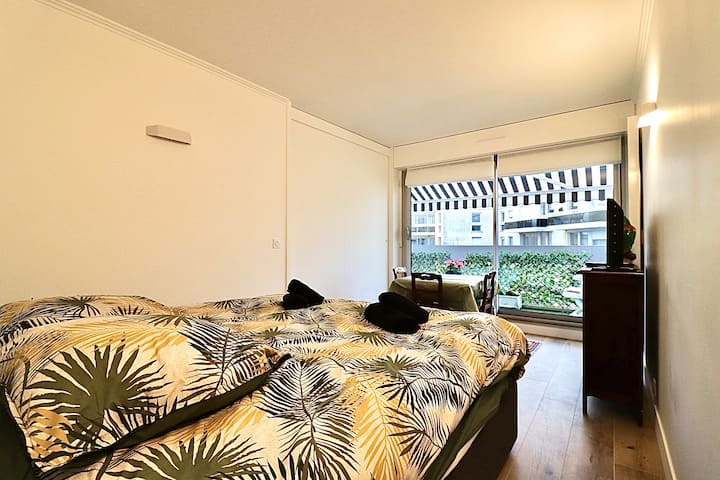 Sovrum: Ett bekvämt och rymligt rum för goda nätter av vila! 
Hushållslinne 

Omklädningsrum och direkt tillgång till balkong 
Litet matbord för 4
TV och wifi
Möjlighet att öppna sovrummet till vardagsrummet