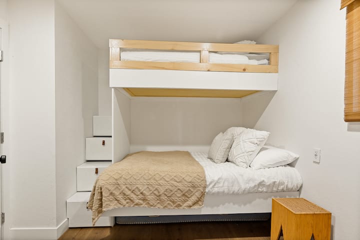 Третата спалня разполага с единично легло над двуетажно легло.